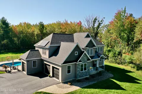 10 Sharon Ln, Ballston Lake, NY 12019