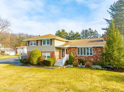 7 Acorn Dr, Loudonville, NY 12211