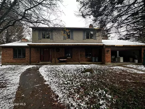2 Dawn Dr, Latham, NY 12110