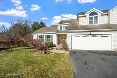 8 Gregory Ct, Rensselaer, NY 12144