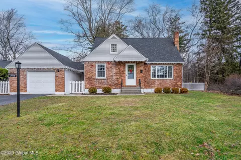 2075 Baker Ave, Niskayuna, NY 12309