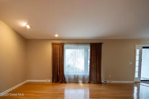 31 Daniel St, Slingerlands, NY 12159 photo 4