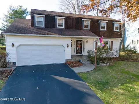 31 Daniel St, Slingerlands, NY 12159
