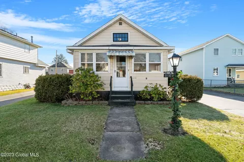 2118 Pinelawn Ave, Schenectady, NY 12306