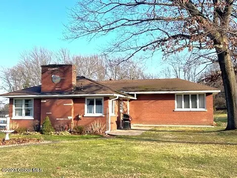 9 Sunset Ln, Troy, NY 12182