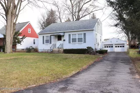 29 Oakwood Dr, Colonie, NY 12205