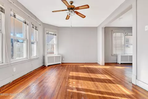 18 Hawk St, Schenectady, NY 12307 photo 9