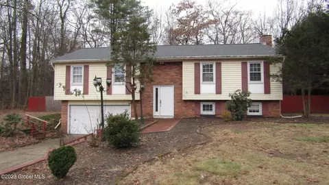 31 Twicwood Ln, Queensbury, NY 12804
