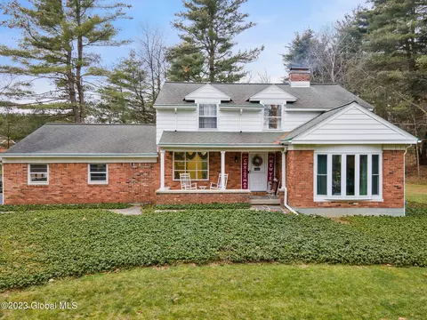 705 St Davids Ln, Niskayuna, NY 12309