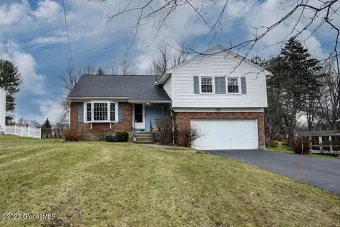 17 Laury Ln, Glenville, NY 12302