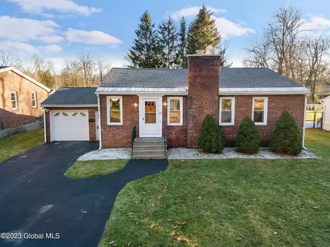 41 Bayberry Rd, Schenectady, NY 12306