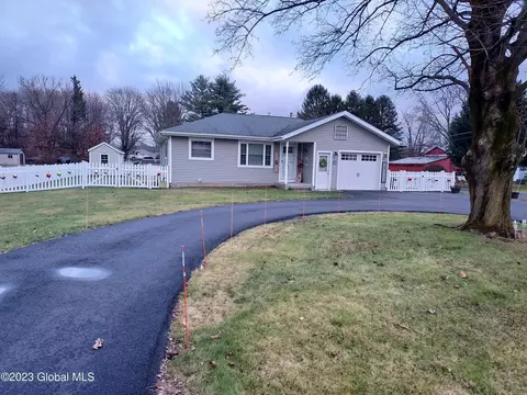 89 Middletown Rd, Waterford, NY 12188