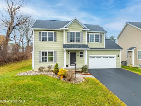 93 Waverly Cir, Watervliet, NY 12189