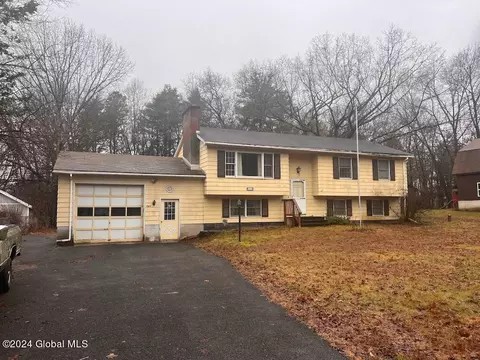 28 Fairview Ln, Hudson Falls, NY 12839