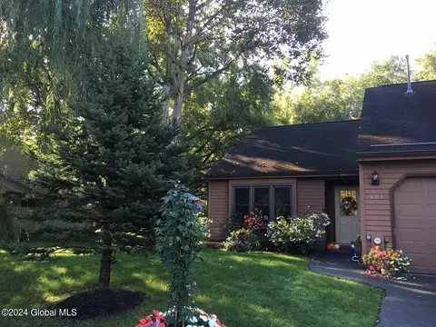 501 Townwood Dr, Albany, NY 12203