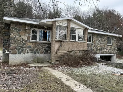 104 Stuffle St, Cropseyville, NY 12052