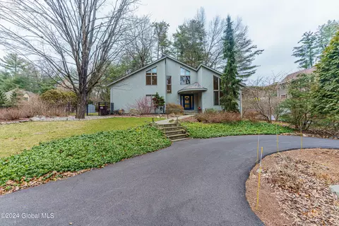 204 W Bentwood Ct, Albany, NY 12203