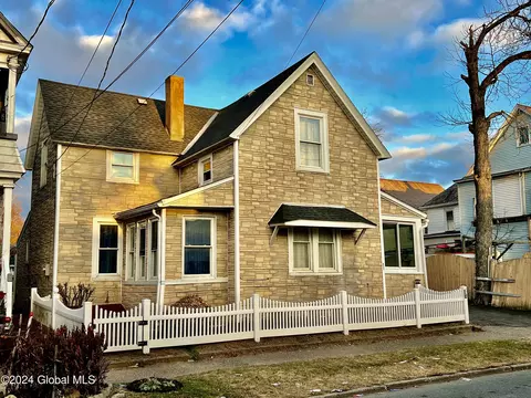 1583 Becker St, Schenectady, NY 12304