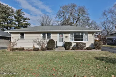 27 Farley Dr, Rensselaer, NY 12144