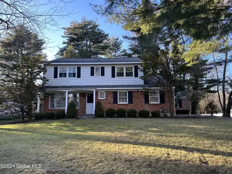 929 Northumberland Dr, Niskayuna, NY 12309