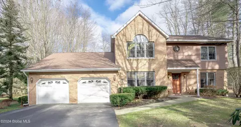 6 Pheasant Run, Ballston Lake, NY 12019