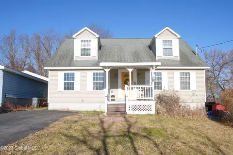 18 Hulin St, Mechanicville, NY 12118