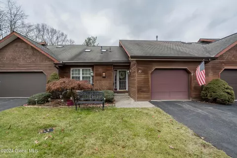 10 Tracey Ct, Troy, NY 12180