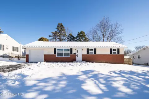 18 Grandview Dr, Latham, NY 12110