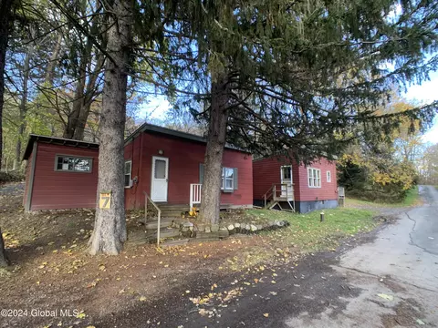 7 Pohndorf Dr, East Chatham, NY 12060
