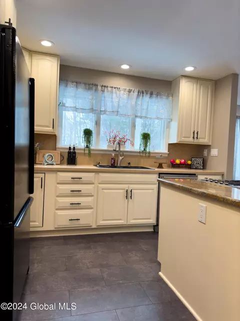 7 Walnut Ln E, Schenectady, NY 12309 photo 7