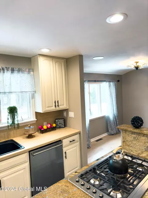 7 Walnut Ln E, Schenectady, NY 12309 photo 8