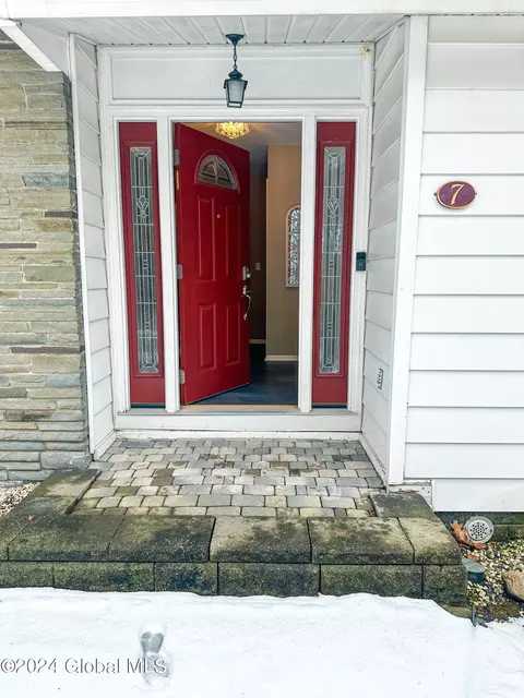 7 Walnut Ln E, Schenectady, NY 12309 photo 3
