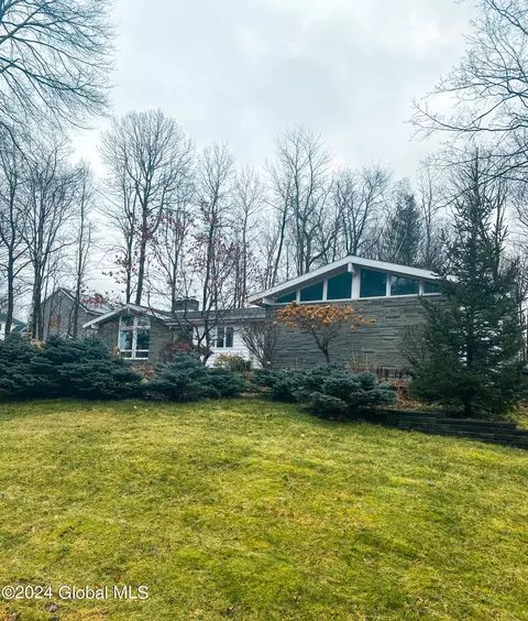 7 Walnut Ln E, Schenectady, NY 12309