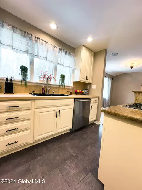 7 Walnut Ln E, Schenectady, NY 12309 photo 9