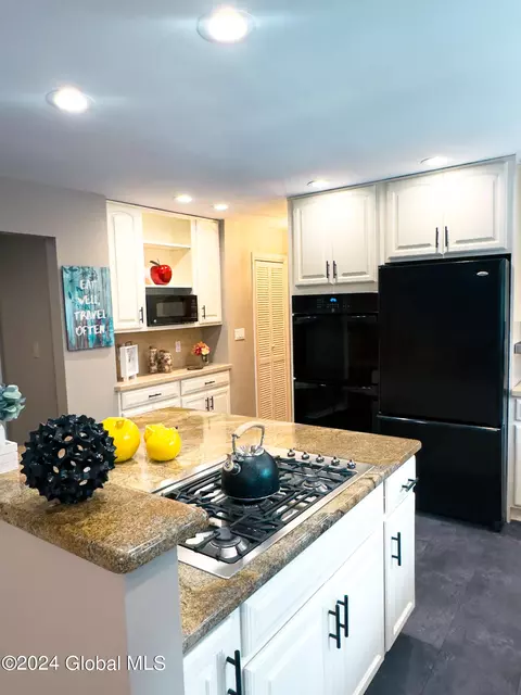 7 Walnut Ln E, Schenectady, NY 12309 photo 11