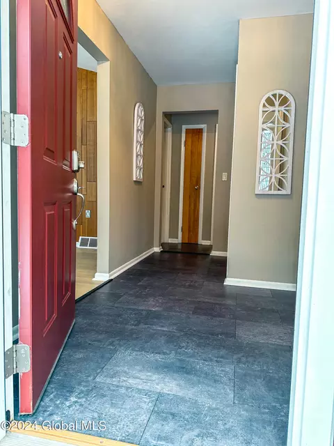 7 Walnut Ln E, Schenectady, NY 12309 photo 4