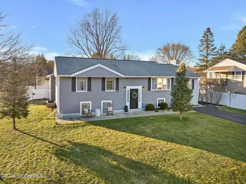2 Compen Pl, Latham, NY 12110