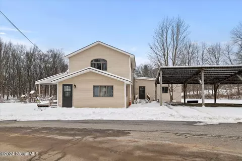 1 Mennen Rd, Victory Mills, NY 12884