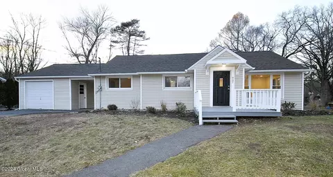 937 Algonquin Rd, Niskayuna, NY 12309