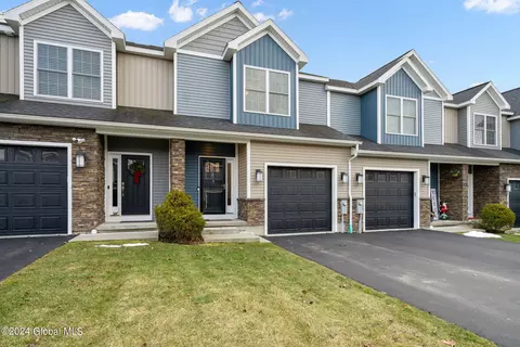 7 Stacey Way, Troy, NY 12180