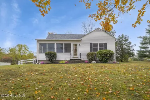 7 Gardner Rd, Wynantskill, NY 12198