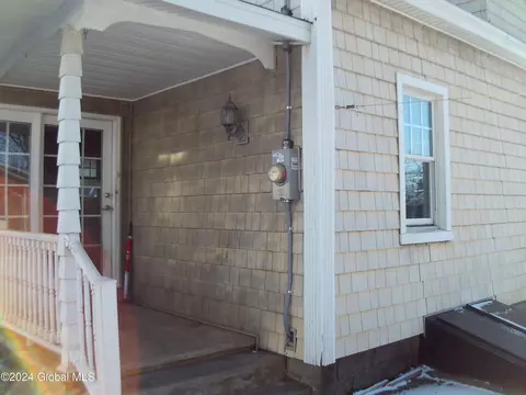 18 Selden St, Schenectady, NY 12304 photo 2