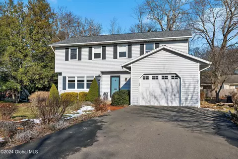 87 Longmeadow Dr, Delmar, NY 12054