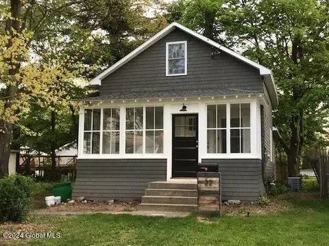 22 Pinehurst Rd, Albany, NY 12205