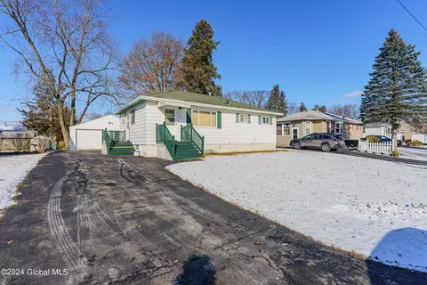 33 Tanglewood Rd, Albany, NY 12205
