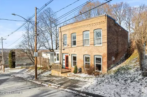 28 Eagle St, Troy, NY 12180