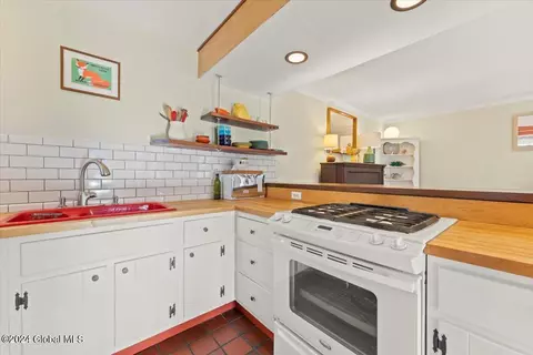 28 Eagle St, Troy, NY 12180 photo 11