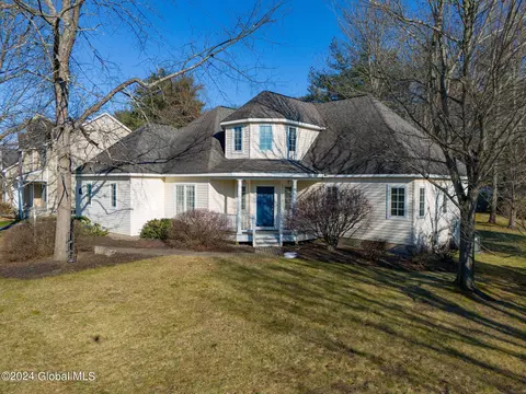 10 Fieldstone Dr, Delmar, NY 12054