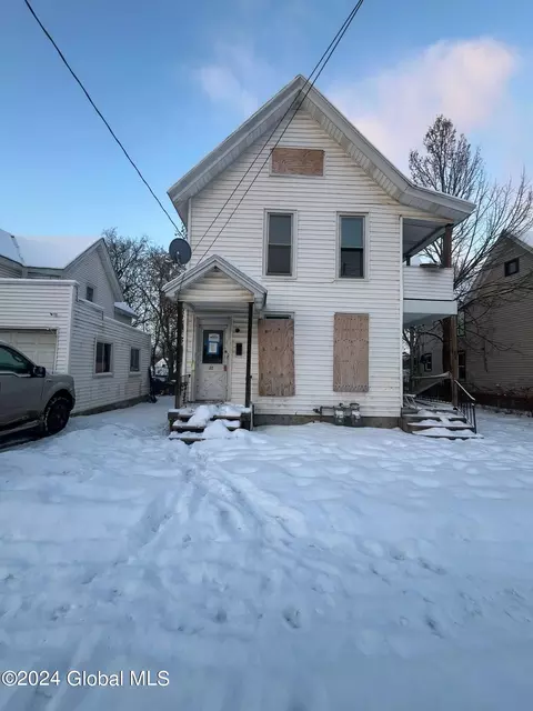 28 Park St, Gloversville, NY 12078