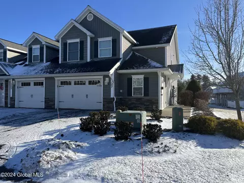 107 Paddock Cir, Schenectady, NY 12306